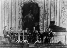 Aufführung des sechsten „Brandenburgischen Konzerts“ beim Rheinischen Kammermusikfest 1925 im Musiksaal von Schloss Brühl.
